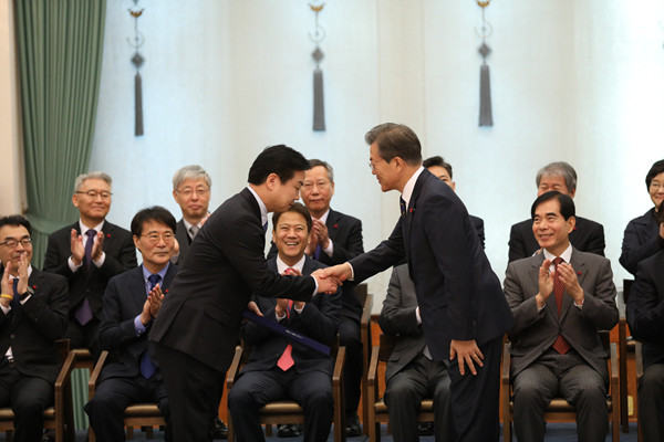 ▲ 문재인 대통령이 21일 홍종학 중소벤처기업부 장관을 임명한 뒤 악수하고 있다. ⓒ뉴시스 DB