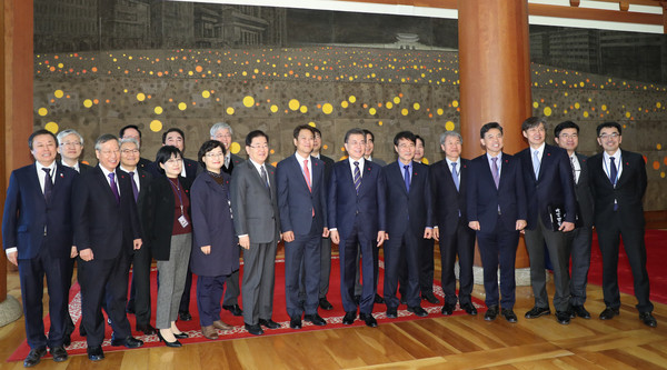 ▲ 문재인 대통령이 참모진 및 국무위원들과 촛불시위를 주제로 한 그림 '광장에, 서' 앞에서 기념 사진을 찍고 있다. ⓒ뉴시스