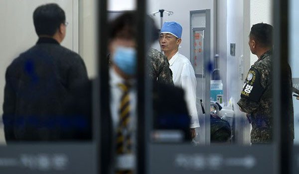▲ 지난 13일 JSA를 통해 귀순한 북한군 병사가 의식을 되찾았다고 한다. 사진은 지난 13일 북한군 병사가 귀순 직후 아주대병원 외상센터로 긴급후송되고, 군 관계자들과 이국종 교수가 대화를 나누는 모습. ⓒ뉴시스. 무단전재 및 재배포 금지.