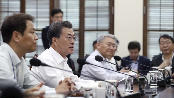 ▲ 문재인 대통령이 21일 수석·보좌관회의를 주재하고 있다. ⓒ청와대 제공