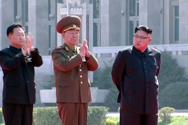 ▲ 2016년 4월 평양 여명거리 준공식 당시 北선전매체에 잡힌 김정은과 황병서, 최룡해의 모습. 김정은이 황병서 등을 노려보고 있다. ⓒ北선전매체 화면캡쳐.
