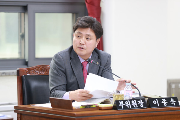 ▲ 이종욱 충북도의원이 21일 충북도교육청 본청 소관에 대한 행정사무감사를 진행하고 있다.ⓒ충북도의회