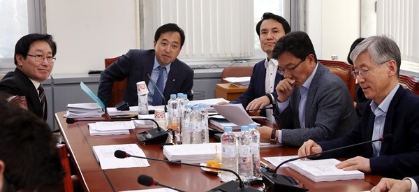 ▲ 21일 오후 서울 여의도 국회 법제사법위위원회 소회의실에서 금태섭(왼쪽 두번째) 제1소위원장을 비롯한 위원들이 고위공직자범죄수사처 등 관련 법안 심사를 위해 모여 있다. 이날 회의는 비공개로 진행됐다. 왼쪽부터 박범계 더불어민주당 의원, 금 위원장, 김진태, 윤상직, 여상규 자유한국당 의원. ⓒ뉴시스 사진 DB