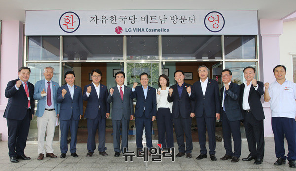 ▲ 자유한국당 홍준표 대표와 방문단. ⓒ 자유한국당
