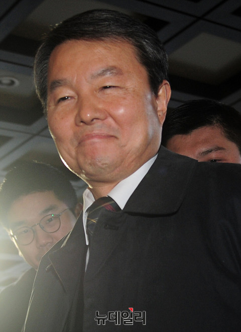 ▲ 이진성 헌법재판관이 22일 오전 서울 종로구 헌법재판소로 출근하고 있다. ⓒ뉴데일리 공준표 기자