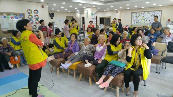 ▲ 지난 해 경주 지진 당시 재난심리지원 자원봉사 장면.ⓒ대구사이버대