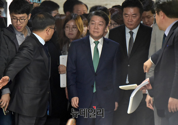 ▲ 국민의당 안철수 대표가 21일 김철근·이행자 대변인, 김도식 당무비서실장 등과 함께 의원총회장으로 들어서고 있다. ⓒ뉴데일리 이종현 기자