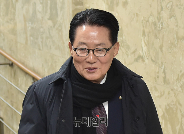 ▲ 국민의당 박지원 전 대표가 21일 의원총회장으로 들어서고 있다. ⓒ뉴데일리 이종현 기자