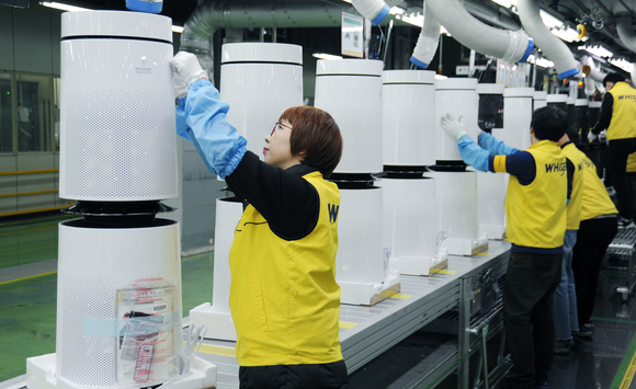 ▲ 21일 LG전자 직원들이 경남 창원에 위치한 공기청정기 생산라인에서 퓨리케어 360도 공기청정기를 생산하고 있다. ⓒLG전자