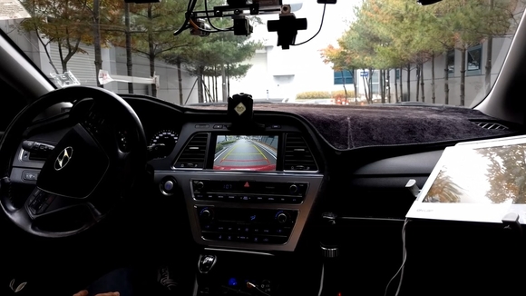 ▲ 현대모비스는 후진 시 자동으로 방향을 틀어주는 '후방 주행지원 기술' 개발에 성공했다고 21일 밝혔다.ⓒ현대모비스