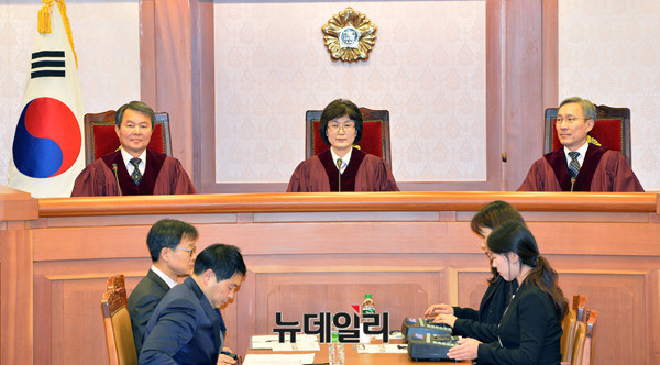 국회가 22일 이진성 헌법재판소장 후보자(왼쪽)에 대한 인사청문회를 실시한다. ⓒ뉴데일리 DB