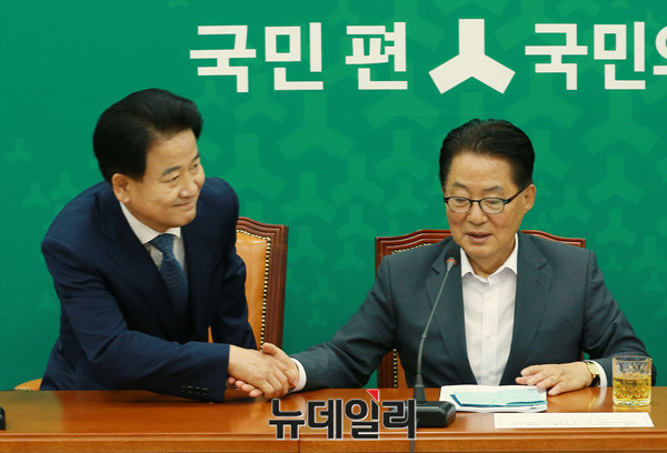 ▲ 안철수 대표의 중도통합론에 반대하는 평화개혁연대를 함께 이끌고 있는 국민의당 박지원 전 대표와 정동영 의원이 손을 맞잡고 있다(자료사진). ⓒ뉴데일리 이종현 기자