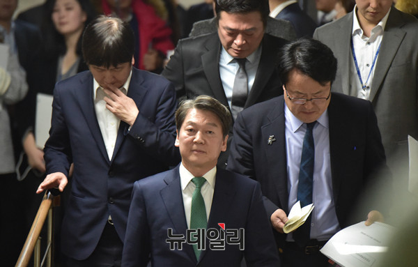 ▲ 안철수 국민의당 대표가 21일 오후 국회에서 열린 바른정당과의 연대 및 통합론에 대한 의견을 교환하는 비공개 의원총회에 참석하고 있다. ⓒ뉴데일리 이종현 기자