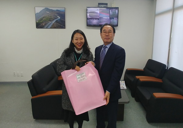 ▲ 강순환 이사장(오른쪽)이 21일 사업장을 찾아 임신 보호용품을 전달했다.ⓒ달성군시설관리공단