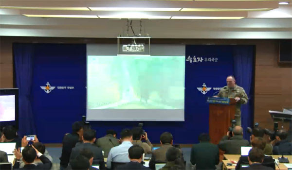 유엔군 사령부는 22일 오전 10시 30분 국방부에서 JSA 북한군 귀순 당시 영상을 공개했다. ⓒ정부 E-브리핑 화면캡쳐.