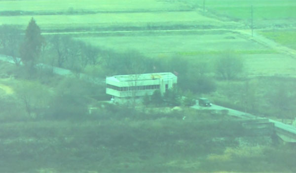 ▲ 북한군 경비초소를 빠르게 통과하는 귀순 병사의 차량. ⓒ유엔사 공개영상 캡쳐.