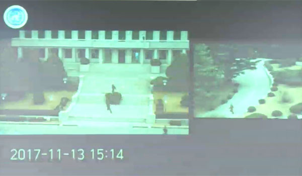 ▲ 북측 판문각 경비대 병사들이 황급히 달려가는 모습. ⓒ유엔사 공개영상 캡쳐.