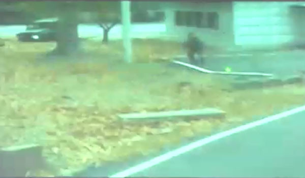 ▲ 건물 옆 전봇대 같이 보이는 곳이 군사분계선(MDL)이다. ⓒ유엔사 공개영상 캡쳐.