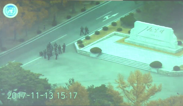 ▲ 북측 김일성 동상 앞에 집결한 북한군 경비대 신속대응병력들. 자칫 남북 간 교전이 일어날 수도 있었다. ⓒ유엔사 공개영상 캡쳐.