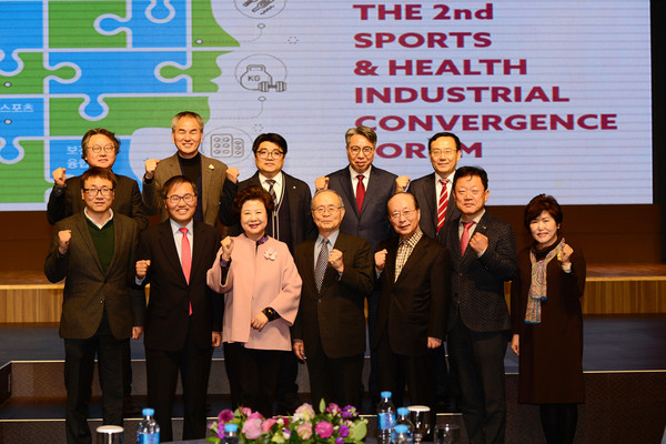 ▲ 1일 대구시 삼성창조캠퍼스 중앙컨벤션센터 2층 컨벤션홀에서 열린 ‘스포츠·보건산업 융합 포럼’에서 관계자들이 기념사진을 촬영하고 있다.ⓒ대구보건대