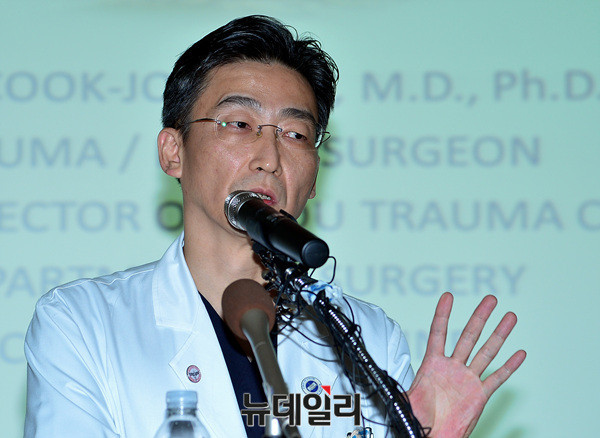 ▲ 22일 오전 11시 2차 브리핑을 갖는 이국종 아주대 병원 중증외상센터 교수. ⓒ뉴데일리 공준표 기자.