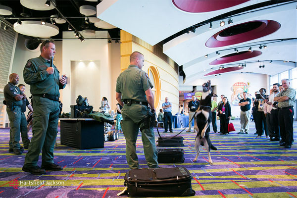 ▲ 한국인 85명이 입국을 거부당한 美조지아州 애틀랜타市의 '하츠필드-잭슨' 공항에서 보안요원들이 검색시범을 보이고 있다. ⓒ美애틀랜타 하츠필드-잭슨 공항 플리커 캡쳐
