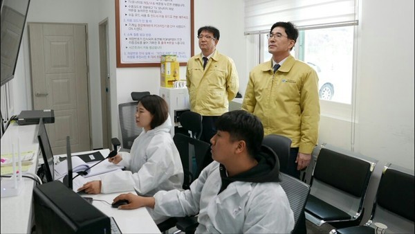 ▲ 경북 포항 야생조류에서 AI 바이러스 확진됐다. 경북도는 이에 AI상황실을 구성해 24시간 가동 중에 있다. 사진은 올해 초 경북도 구제역 현장 점검 장면.ⓒ경북도