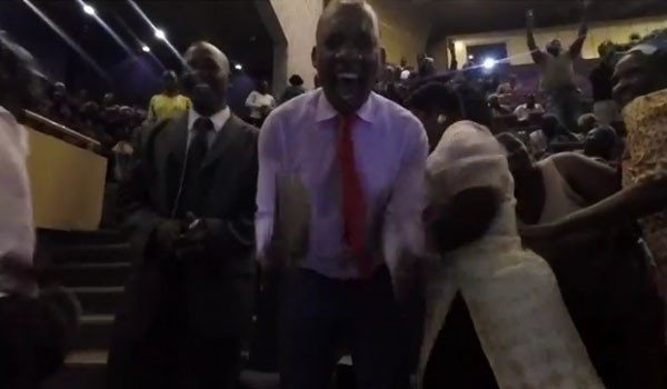 ▲ 짐바브웨 의회 의장이 무가베의 사임편지를 읽자 환호하는 사람들. ⓒ英BBC 관련보도 화면캡쳐.