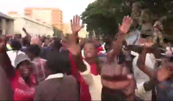 ▲ 무가베의 사임 소식을 전해들은 짐바브웨 수도 하라레 시민들의 표정. ⓒ英BBC 관련보도 화면캡쳐.