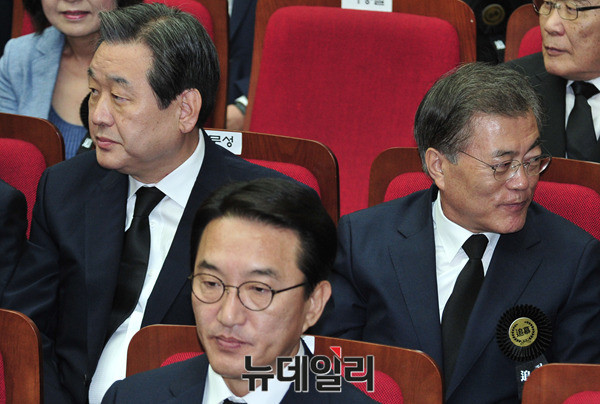 ▲ 김대중 전 대통령 추도식에 참석했던 당시 새누리당 김무성 대표최고위원과 새정치민주연합 문재인 대표의 모습. ⓒ뉴데일리 이종현 기자