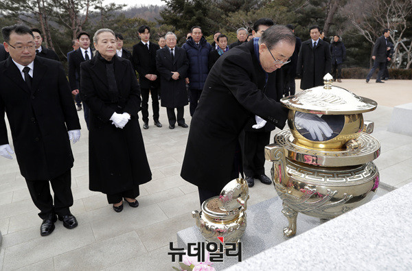 ▲ 반기문 전 유엔사무총장이 지난 1월 13일 서울 국립현충원을 방문해 김영삼 전 대통령 묘역을 참배하고 있다. ⓒ 뉴데일리 공준표 기자