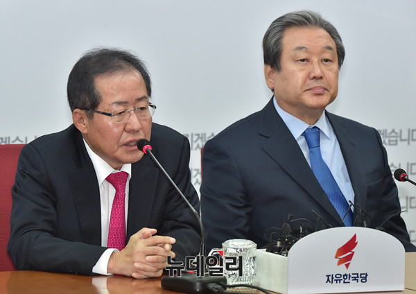 ▲ 자유한국당 홍준표 대표(왼쪽)와 최근 한국당으로 복당한 김무성 의원. ⓒ뉴데일리 이종현 기자