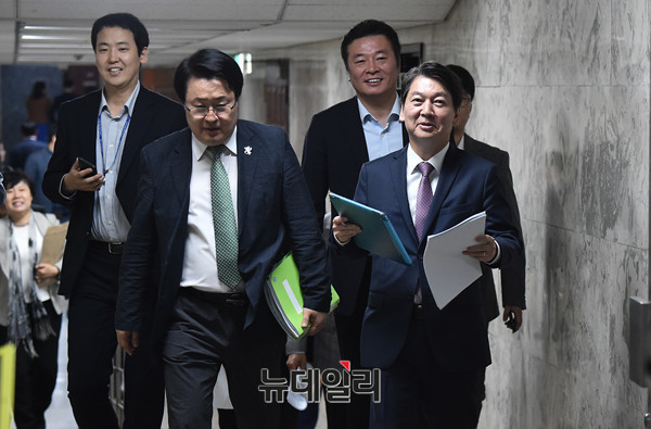 ▲ 국민의당 안철수 대표가 의원총회에 참석하기 위해 송기석 대표비서실장, 김철근 대변인과 함께 의총장으로 향하고 있다. ⓒ뉴데일리 이종현 기자