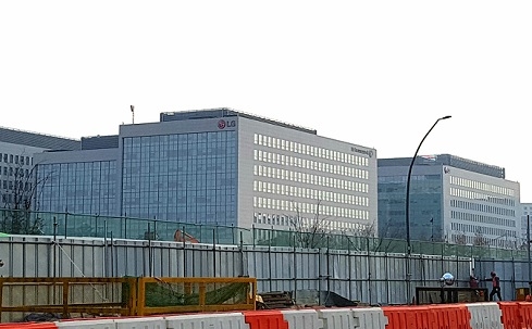 ▲ 지난 10월 입주를 시작한 LG사이언스. 내후년까지 100여개 기업이 입주를 앞두고 있지만 마곡지구 내 주택부족으로 임직원들 집구하기가 녹록지 않아 보인다. = 이보배 기자