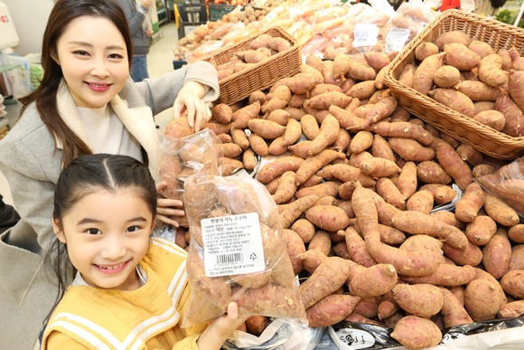 ▲ 용산점에서 모델들이 제철 고구마 한봉지 가득담기 행사를 소개하고 있다. ⓒ이마트