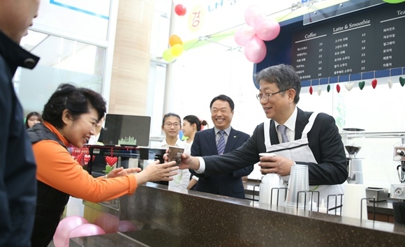 ▲ 박상우 한국토지주택공사 사장이 '창업카페 체험공간 내나눔(+)' 1호점 오픈식에 참석해 음료를 전달하고 있다. ⓒ한국토지주택공사