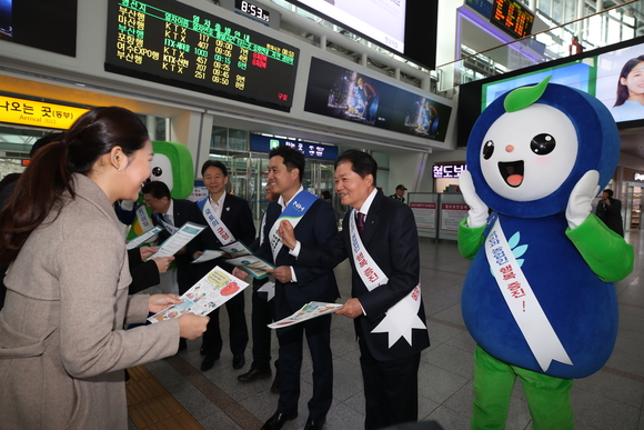 ▲ 농협중앙회는 농협 가치 헌법 반영을 위한 캠페인의 전국적 확산을 위해 중앙본부, 전국 16개 지역본부, 158개 시군지부 및 전 계열사, 농·축협 등에서 대대적인‘전국 동시 가두캠페인’을 실시했다. ⓒ 농협중앙회