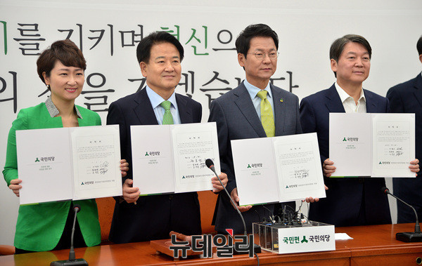 ▲ 이언주, 정동영, 천정배, 안철수 국민의당 당대표 후보가 지난 8월 14일 국회에서 열린 '공명선거선포식'에서 서약서에 서명 후 기념촬영을 하고 있다. ⓒ뉴데일리 공준표 기자