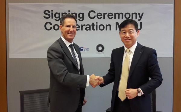 ▲ 오재석 LS산전 전력사업본부장(오른쪽)과 전무와 데이비드 로즈만(David Roseman) 맥쿼리캐피탈 글로벌 인프라스턱처 부문 회장(Chairman of Global Infrastructure)(왼쪽)이 23일 서울시 소공동 맥쿼리캐피탈 본사에서 ‘태양광발전 및 연계 에너지저장장치(ESS) 사업 경쟁력 강화를 위한 상호협력 양해각서(MOU)’를 체결 한 뒤 기념촬영을 하고 있다.ⓒLS산전