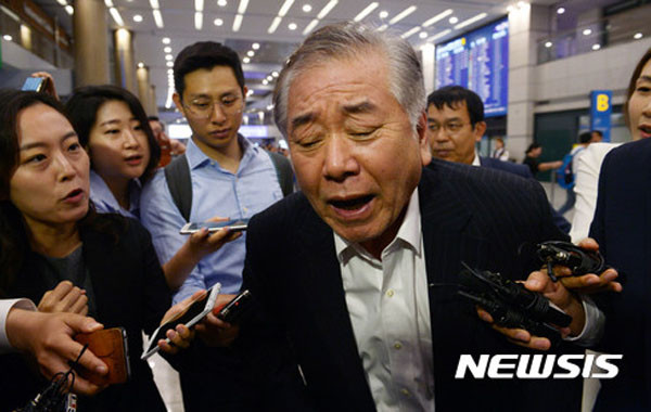 ▲ 지난 6월 21일 미국에 갔다 인천공항으로 입국하는 중 기자들의 질문공세를 뿌리치는 문정인 대통령 통일외교안보 특보. 그는 '3不 원칙'이 상식적인 주장이라고 말했다고 한다. ⓒ뉴시스. 무단전재 및 재배포 금지.