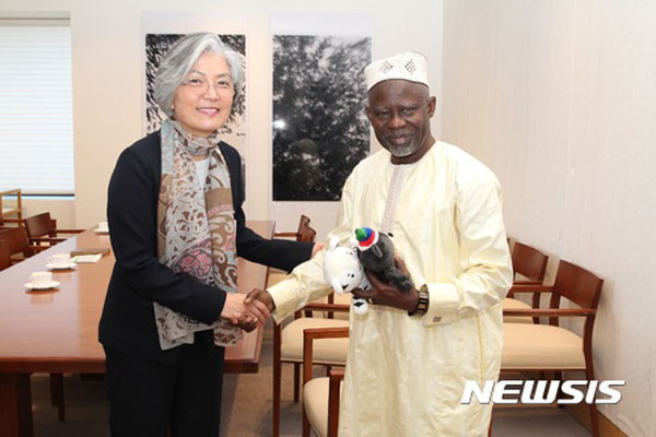 ▲ 지난 9월 감비아 외교장관과 회담을 나눈 강경회 외교장관. 당시 강경화 외교장관은 "감비아 장관과 만나 북핵 해결을 위한 공조를 논의했다"고 밝혀 한동안 논란이 됐다. ⓒ뉴시스. 무단전재 및 재배포 금지.