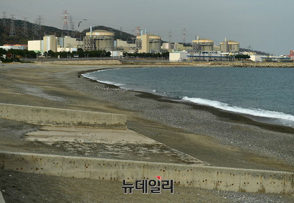 ▲ 포항 강진 이틀이 지난 17일 오후 경북 경주시 양남면의 월성원자력 발전소 전경. 월성 4, 3, 2, 1호기와 신월성 1, 2호기(왼쪽부터)가 보인다. 월성 원전은 포항 지진 진앙으로부터 45km 떨어져 국내 원전 중 가장 가까운 거리에 있으나 이번 지진으로부터 아무런 피해를 입지 않았다. ⓒ뉴데일리 정상윤 기자.