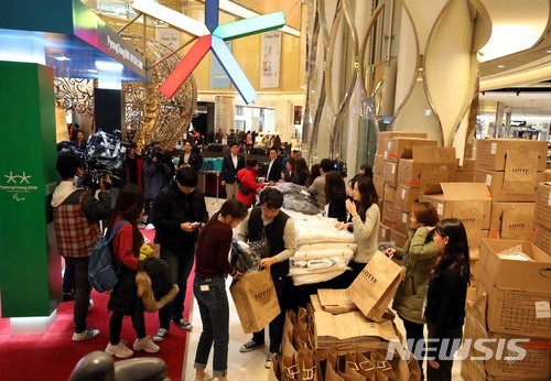 ▲ '롱패딩'의 인기가 치솟으며 이를 구매하고자 하는 소비자들에 대한 '온라인 쇼핑사기' 주의보가 내려졌다.사진은 22일 서울 송파구 잠실 롯데백화점에서 번호표를 받은 시민들이 '평창 롱패딩'을 구입하고 있는 모습.ⓒ사진=뉴시스.