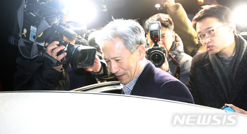 ▲ 김관진 전 청와대 국가안보실장이 22일 저녁 경기 의왕시 서울구치소를 나서고 있다. ⓒ 사진 뉴시스