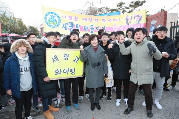 ▲ 김양희 충북도의장이 23일 오전 청주 세광고등학교 앞에서 재학생들과 수능 대박을 외치고 있다.ⓒ충북도의회