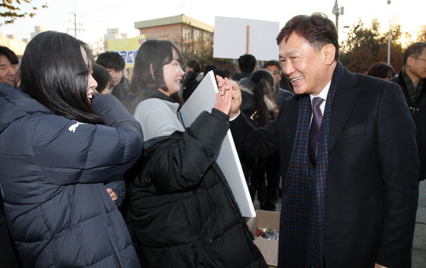 ▲ 김병우 충북교육감이 23일 수능시험장을 방문해 수험생들을 격려하고 있다.ⓒ충북교육청