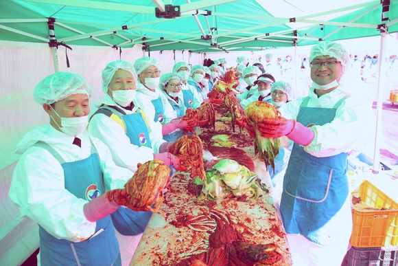 ▲ 지난해 GS칼텍스 임직원들이 홀몸어르신들을 위한 김장 봉사활동을 하고 있다. ⓒGS 칼텍스