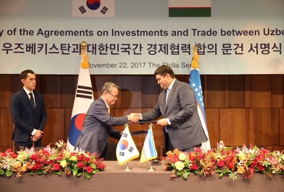 ▲ 포스코대우는 우즈벡 투자위원회 및 국영 에너지기업인 내셔널 에너지세이빙 컴퍼니와 태양광 발전 개발을 위한 공동수행합의서를 체결했다. 윤경택 포스코대우 전무(왼쪽), 아짐 아흐메드하자예프 국가투자위원장(오른쪽). ⓒ포스코대우