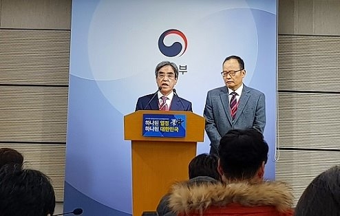 ▲ 2018학년도 대학수학능력시험이 23일 시행된 가운데 세종시 정부세종청사에서 이준식 수능출제위원장(왼쪽)이 출제 경향 등을 발표하고 있다. ⓒ뉴데일리 류용환 기자