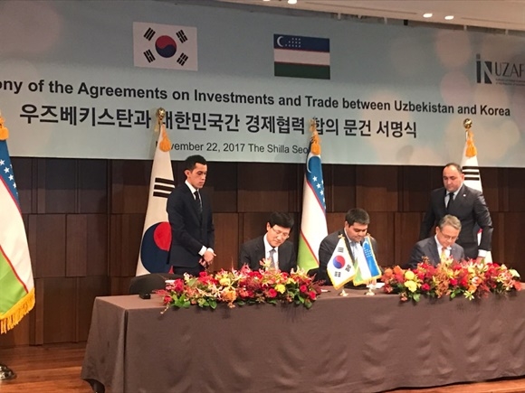 ▲ (좌측 두 번째부터) 이혜주 현대건설 글로벌마케팅본부 전무, 아짐 아흐멧하자예프(Azim Akhmedkhadjaev) 우즈베키스탄 투자위원회 위원장, 윤경택 포스코대우 전무 등이 공동수행 합의서 서명식을 진행하고 있다. ⓒ현대건설